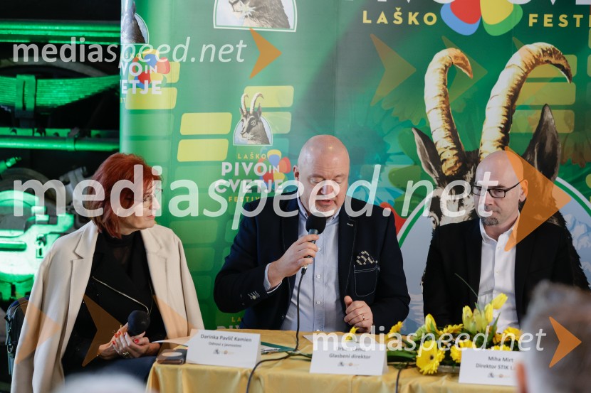 Darinka Pavlič Kamien, strokovnjakinja za komuniciranje;  Urban Centa, programski direktor festivala Pivo in cvetje Laško;  Miha  Mirt, direktor STIK LaškoNovinarska konferenca pred festivalom Pivo in cvetje Laško 2025