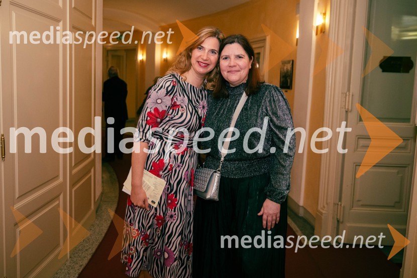  Barbara Čepirlo Čičigoj, odnosi z javnostjo Opera in Balet Ljubljana;  Teja Pelko, novinarkaOpera za tri groše, koprodukcija SNG Drama Ljubljana in SNG Opera in balet Ljubljana