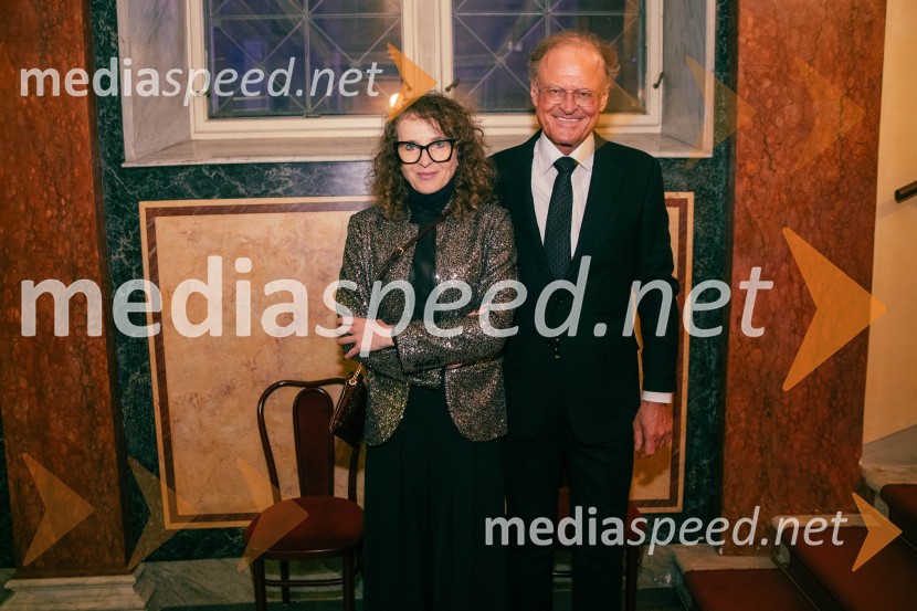  Polona Lovšin, vodja komunikacij, Riko d.o.o.;  Janez  Škrabec, direktor Riko d.o.o.Opera za tri groše, koprodukcija SNG Drama Ljubljana in SNG Opera in balet Ljubljana