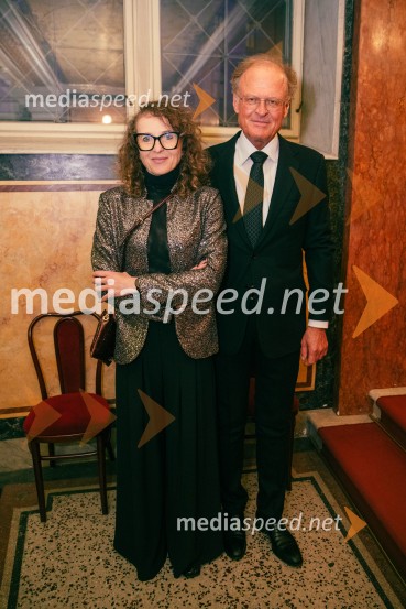  Polona Lovšin, vodja komunikacij, Riko d.o.o.;  Janez  Škrabec, direktor Riko d.o.o.Opera za tri groše, koprodukcija SNG Drama Ljubljana in SNG Opera in balet Ljubljana