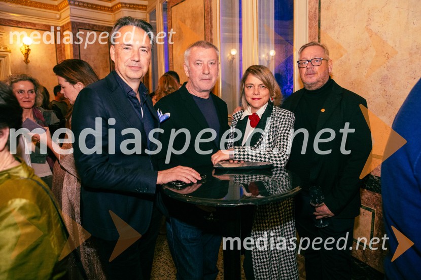  Tomislav Čizmić, predsednik poslovodstva družbe, Telemach Slovenija d.o.o.;  Ivica Buljan, režiser;  Manca Majeršič Sevšek, dramaturginja;  ... Opera za tri groše, koprodukcija SNG Drama Ljubljana in SNG Opera in balet Ljubljana