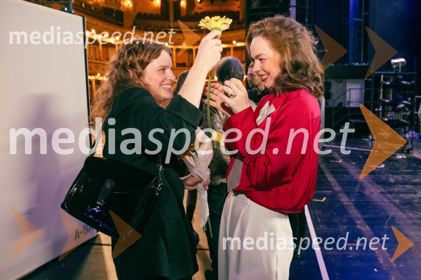  Mina Švajger, igralka;  ... Opera za tri groše, koprodukcija SNG Drama Ljubljana in SNG Opera in balet Ljubljana