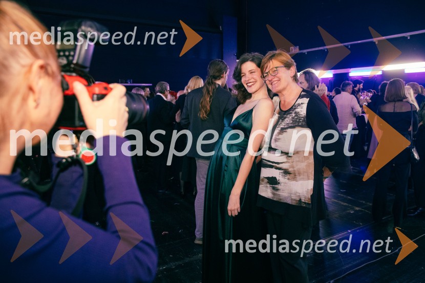  Urša Kavčič, igralka;  ... Opera za tri groše, koprodukcija SNG Drama Ljubljana in SNG Opera in balet Ljubljana