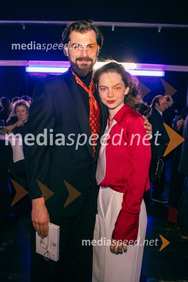  Domen Novak, igralec ;  Mina Švajger, igralkaOpera za tri groše, koprodukcija SNG Drama Ljubljana in SNG Opera in balet Ljubljana