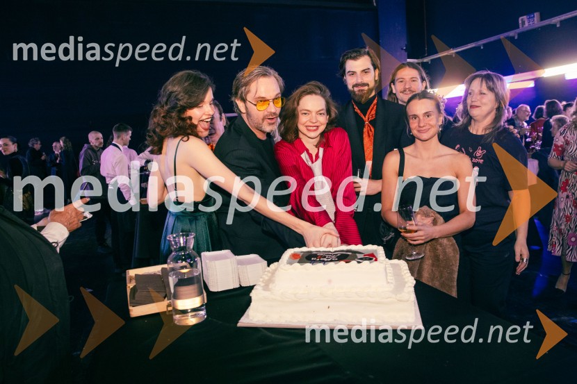  Urška  Kavčič , igralka;  Jurij  Zrnec, igralec;  Mina Švajger, igralka;  Domen Novak, igralec ;  ... ;  Nina Valič, igralka, pisateljicaOpera za tri groše, koprodukcija SNG Drama Ljubljana in SNG Opera in balet Ljubljana