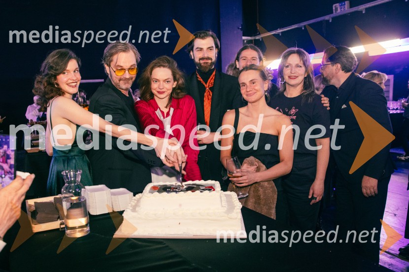  Urška  Kavčič , igralka;  Jurij  Zrnec, igralec;  Mina Švajger, igralka;  Domen Novak, igralec ;  ... ;  Nina Valič, igralka, pisateljicaOpera za tri groše, koprodukcija SNG Drama Ljubljana in SNG Opera in balet Ljubljana