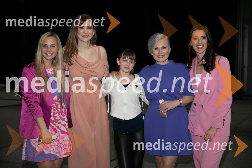  Tinkara Fortuna, skupina Bepop;  Manca  Špik, pevka;  ... ;  Ana  Praznik, voditeljica, pevka Bepop;  Alenka  Husič, pevka, skupina BepopVeliki dobrodelni koncert za Karolino