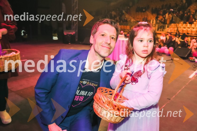  Nejc Jelen, predsednik Društva Viljem Julijan;  Karolina LavričVeliki dobrodelni koncert za Karolino