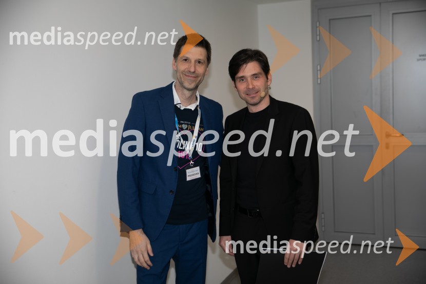  Nejc Jelen, predsednik Društva Viljem Julijan;  Tilen Artač, imitator, glasbenikVeliki dobrodelni koncert za Karolino