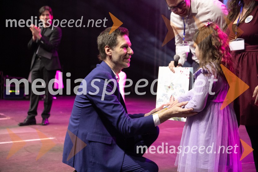  Nejc Jelen, predsednik Društva Viljem Julijan;  Karolina LavričVeliki dobrodelni koncert za Karolino