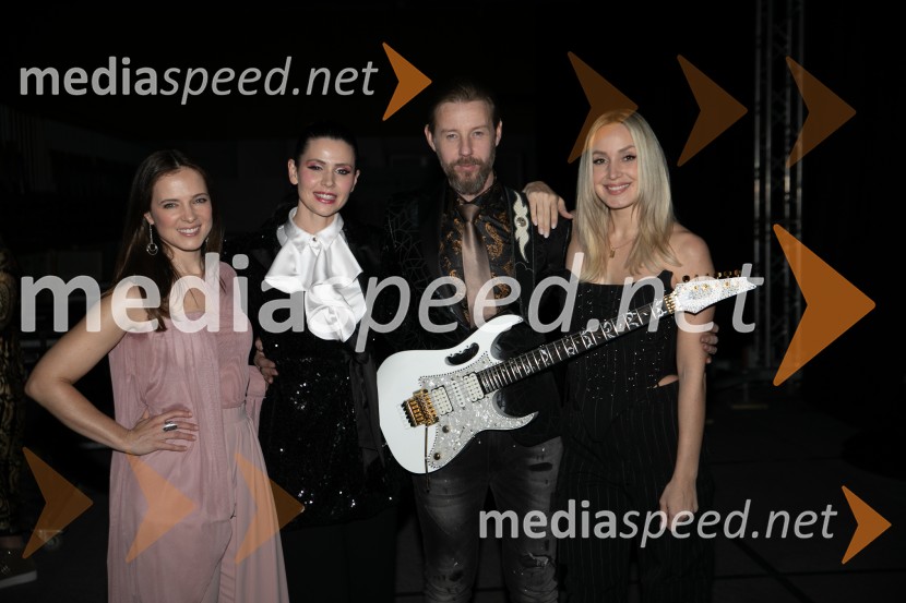  Nina Pušlar, pevka;  ... ;  Gregor Bezenšek, glasbenik, Soulgreg artist, društvo Viljem Julijan, kandidat na predsedniških volitvah 2022;  Ines Erbus, pevkaVeliki dobrodelni koncert za Karolino