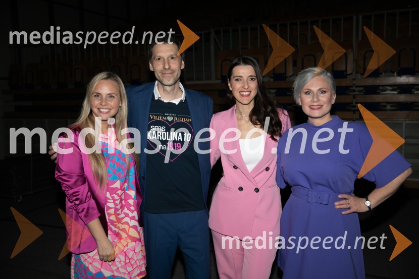  Tinkara Fortuna, skupina Bepop;  Nejc Jelen, predsednik Društva Viljem Julijan;  Alenka  Husič, pevka, skupina Bepop;  Ana  Praznik, voditeljica, pevka BepopVeliki dobrodelni koncert za Karolino