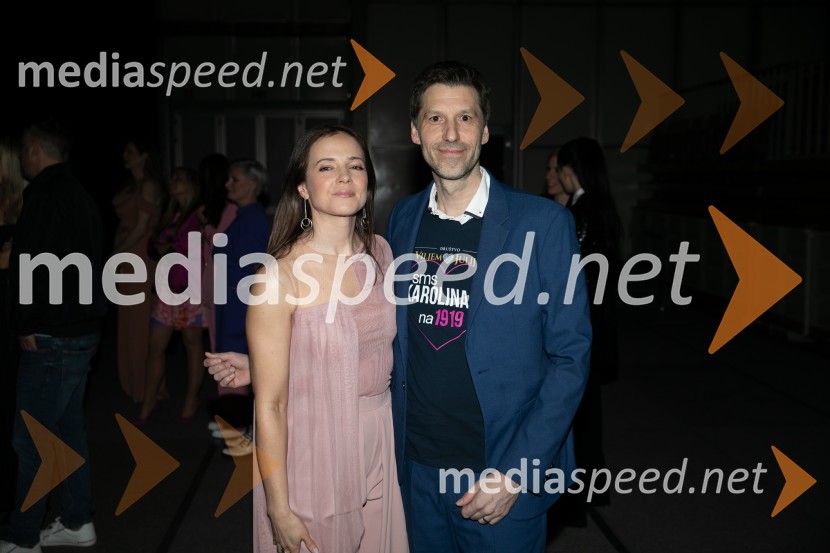  Nina Pušlar, pevka;  Nejc Jelen, predsednik Društva Viljem JulijanVeliki dobrodelni koncert za Karolino