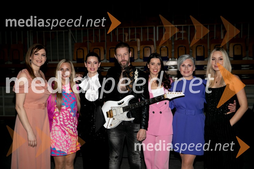  Manca  Špik, pevka;  Tinkara Fortuna, skupina Bepop;  ... ;  Gregor Bezenšek, glasbenik, Soulgreg artist, društvo Viljem Julijan, kandidat na predsedniških volitvah 2022;  Alenka  Husič, pevka, skupina Bepop;  Ana  Praznik, voditeljica, pevka Bepop;  Ines Erbus, pevkaVeliki dobrodelni koncert za Karolino