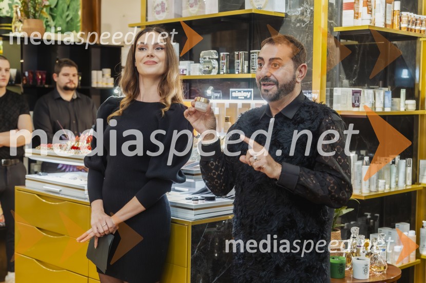  Ula  Furlan, igralka, voditeljica;  Christian Guglietta, umetnik ličenjaPredstavitev kolekcije Sisley Paris v družbi Christiana Gugliette