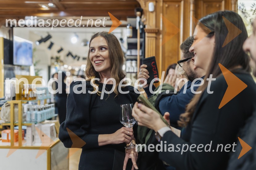  Ula  Furlan, igralka, voditeljicaPredstavitev kolekcije Sisley Paris v družbi Christiana Gugliette