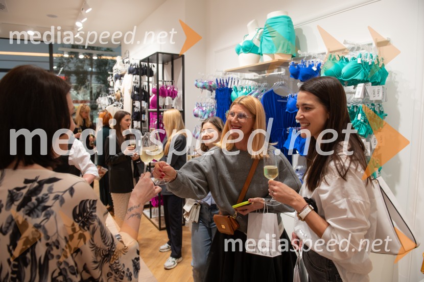  Maja Štamol, modna oblikovalka;  Alenka Husić, pevkaLisca v osveženi podobi, Citycenter Celje