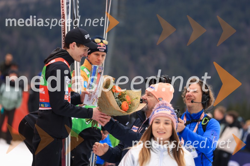  Domen Prevc, smučarski skakalec;  ... ;  Alexander  Lipovšek, direktor Mannerja za JV Evropo;  ... ;  ... Domen Prevc do rekorda, Anže Lanišek do zmage, Planica 2025, nedelja