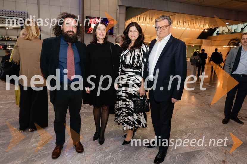   Jure Novak, generalni direktor, Cankarjev dom; mag. Breda Pečovnik, direktorica kongresno komercialne dejavnosti Cankarjev dom;  Vesna Južna, lastnica podjetja Lisca;  Dari Južna,  lastnik podjetja LiscaOtvoritev razstave Nicka Brandta, Napočil bo dan