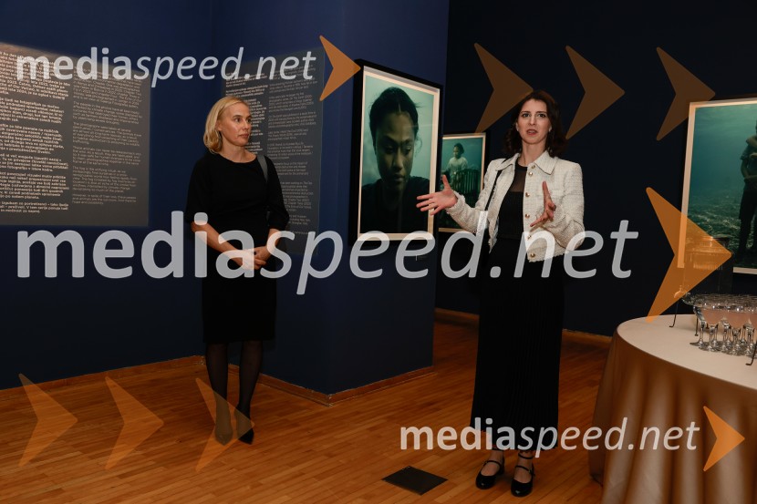  Barbara Čeferin, fotografinja, lastnica in vodja galerije Galerija Fotografija;  Katarina Hergouth, vodja razstavnega programa, Cankarjev domOtvoritev razstave Nicka Brandta, Napočil bo dan