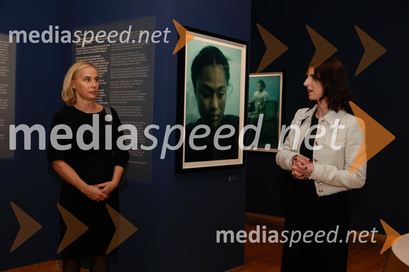  Barbara Čeferin, fotografinja, lastnica in vodja galerije Galerija Fotografija;  Katarina Hergouth, vodja razstavnega programa, Cankarjev domOtvoritev razstave Nicka Brandta, Napočil bo dan