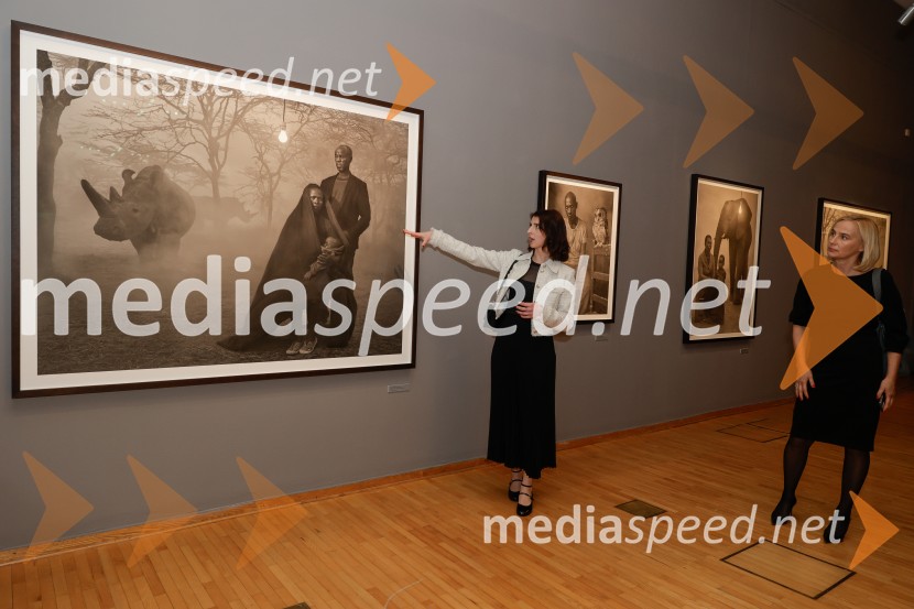  Katarina Hergouth, vodja razstavnega programa, Cankarjev dom;  Barbara Čeferin, fotografinja, lastnica in vodja galerije Galerija FotografijaOtvoritev razstave Nicka Brandta, Napočil bo dan