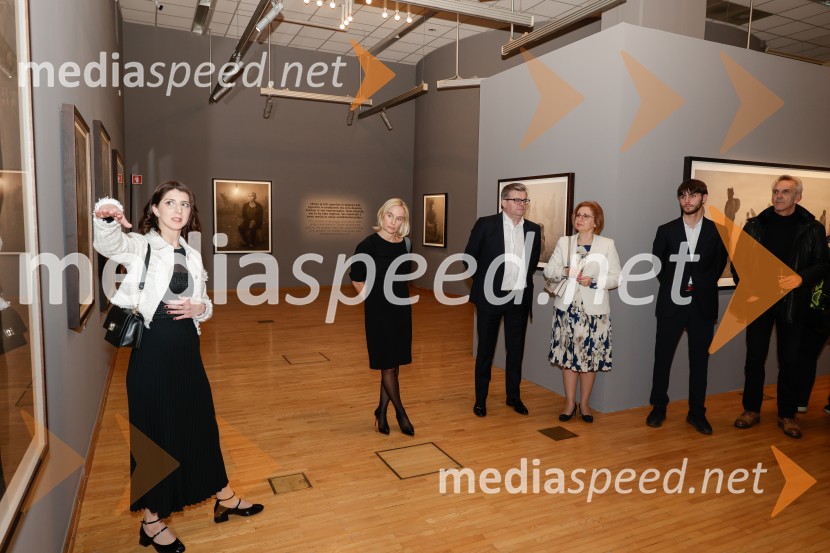  Katarina Hergouth, vodja razstavnega programa, Cankarjev domOtvoritev razstave Nicka Brandta, Napočil bo dan