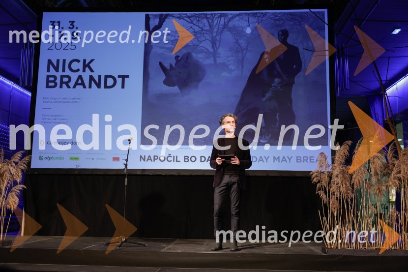  Jure Longyka, moderatorOtvoritev razstave Nicka Brandta, Napočil bo dan