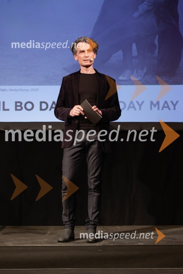  Jure Longyka, moderatorOtvoritev razstave Nicka Brandta, Napočil bo dan