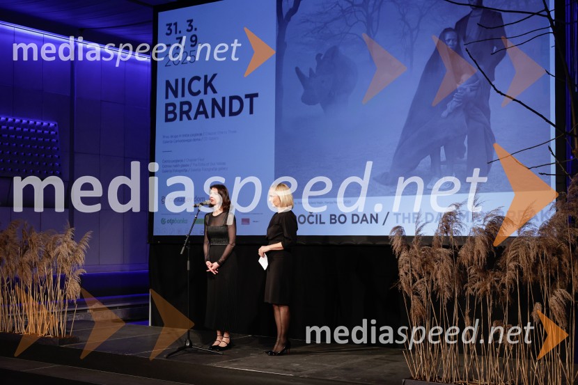  Katarina Hergouth, vodja razstavnega programa, Cankarjev dom;  Barbara Čeferin, fotografinja, lastnica in vodja galerije Galerija FotografijaOtvoritev razstave Nicka Brandta, Napočil bo dan