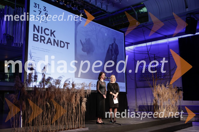  Katarina Hergouth, vodja razstavnega programa, Cankarjev dom;  Barbara Čeferin, fotografinja, lastnica in vodja galerije Galerija FotografijaOtvoritev razstave Nicka Brandta, Napočil bo dan