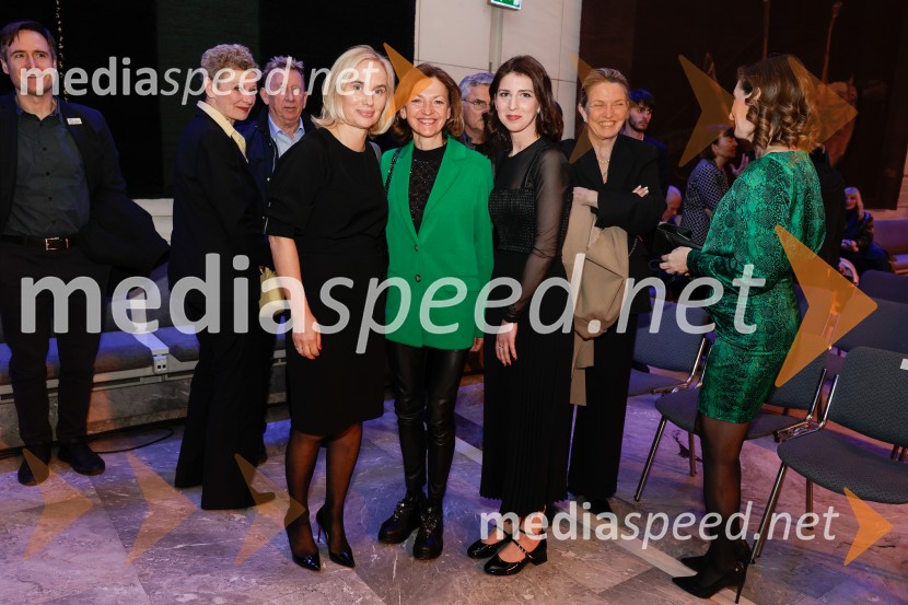  Barbara Čeferin, fotografinja, lastnica in vodja galerije Galerija Fotografija; dr. Maja Zalaznik, nekdanja ministrica za izobraževanje, znanost in šport;  Katarina Hergouth, vodja razstavnega programa, Cankarjev domOtvoritev razstave Nicka Brandta, Napočil bo dan