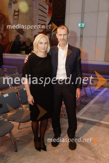  Barbara Čeferin, fotografinja, lastnica in vodja galerije Galerija Fotografija;  Aleksander Čeferin, odvetnik in predsednik UEFEOtvoritev razstave Nicka Brandta, Napočil bo dan