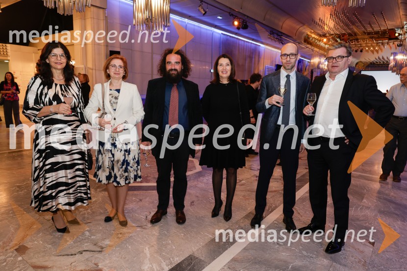  Vesna Južna, lastnica podjetja Lisca; mag. Anita Stojčevska, podpredsednica uprave in članica uprave, odgovorna za poslovanje z gospodarskimi družbami, OTP banka;   Jure Novak, generalni direktor, Cankarjev dom; mag. Breda Pečovnik, direktorica kongresno komercialne dejavnosti Cankarjev dom;  Luka Steiner, predsednik, Smučarska zveza Slovenije;  Dari Južna,  lastnik podjetja LiscaOtvoritev razstave Nicka Brandta, Napočil bo dan