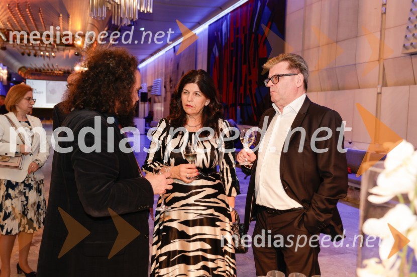   Jure Novak, generalni direktor, Cankarjev dom;  Vesna Južna, lastnica podjetja Lisca;  Dari Južna,  lastnik podjetja LiscaOtvoritev razstave Nicka Brandta, Napočil bo dan