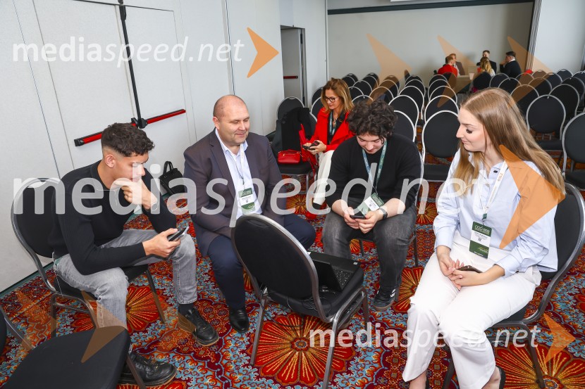  ... ;  Benjamin Pivec, prometna šola;  Ron Lukner;  Tejka Frankovič, Fakulteta za pomorstvo in promet12. mednarodni logistični kongres v Portorožu