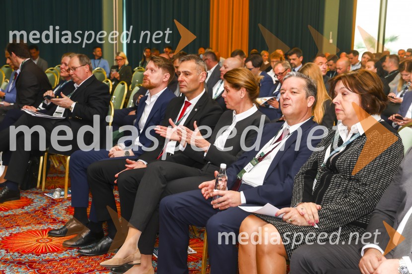  ... ;  Robert  Sever, GZS, Združenje za promet; mag. Alenka Bratušek, Ministrica za infrastrukturo;  Igor  Žula, predsednik Slovenskega logističnega združenja ;  Nevenka Kržan, članica uprave, Luka Koper12. mednarodni logistični kongres v Portorožu