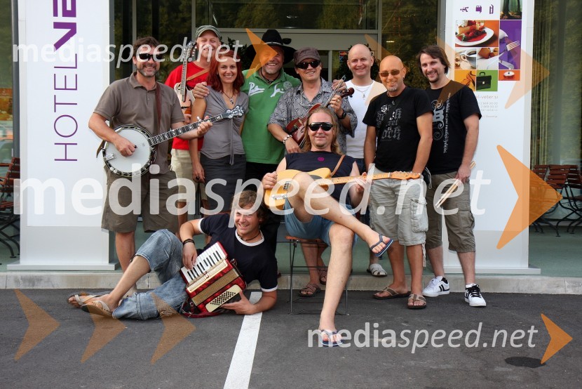 Milan Pečovnik Pidži, pevec s spremljevalno skupinoMilan Pečovnik Pidži, priprava na koncert ob 30-letnici glasbenega ustvarjanja