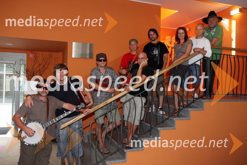 Milan Pečovnik Pidži, pevec s spremljevalno skupinoMilan Pečovnik Pidži, priprava na koncert ob 30-letnici glasbenega ustvarjanja