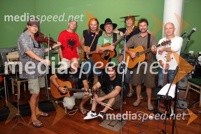 Milan Pečovnik Pidži, pevec s spremljevalno skupinoMilan Pečovnik Pidži, priprava na koncert ob 30-letnici glasbenega ustvarjanja