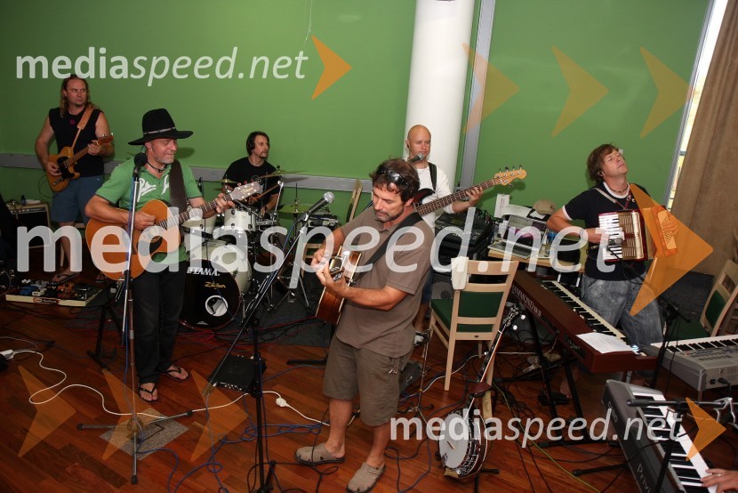 Milan Pečovnik Pidži, pevec s spremljevalno skupinoMilan Pečovnik Pidži, priprava na koncert ob 30-letnici glasbenega ustvarjanja