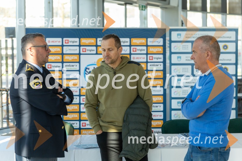  Alojz Sladič, vodja Oddelka za splošno varnost pri Policiji;  Jure Košir, nekdanji smučar;  ... Šolar na smuči, novinarska konferenca