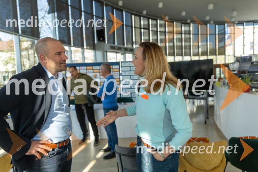  Uroš Zupan, direktor, Smučarska zveza Slovenije ;  Petra Majdič, nekdanja slovenska smučarska tekačica, članica Odbora za podeljevanje Bloudkovih priznanjŠolar na smuči, novinarska konferenca