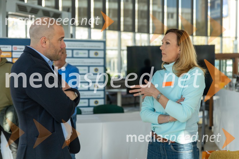  Uroš Zupan, direktor, Smučarska zveza Slovenije ;  Petra Majdič, nekdanja slovenska smučarska tekačica, članica Odbora za podeljevanje Bloudkovih priznanjŠolar na smuči, novinarska konferenca