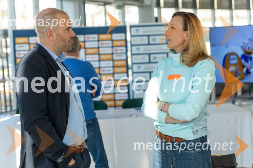  Uroš Zupan, direktor, Smučarska zveza Slovenije ;  Petra Majdič, nekdanja slovenska smučarska tekačica, članica Odbora za podeljevanje Bloudkovih priznanjŠolar na smuči, novinarska konferenca