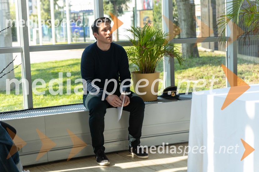 Šolar na smuči, novinarska konferenca