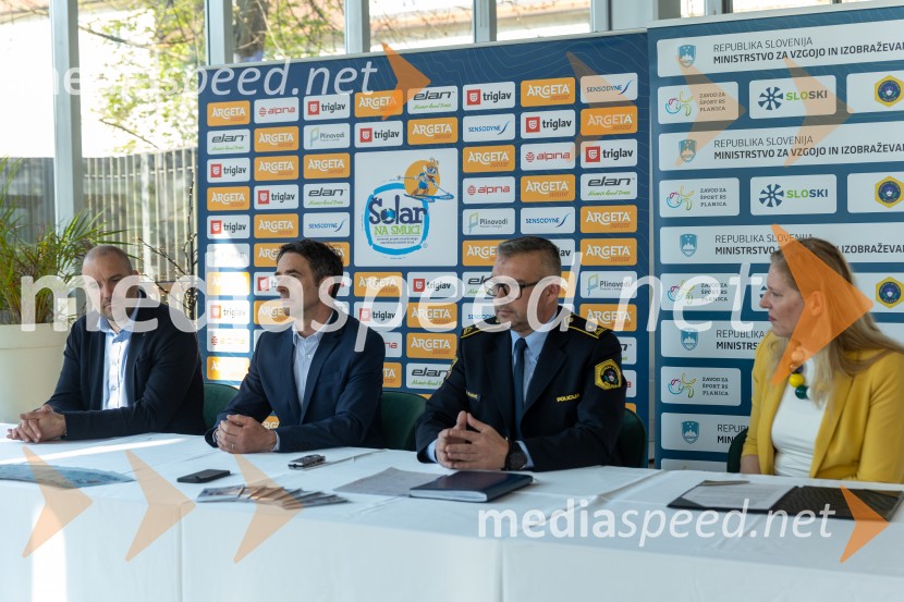  Uroš Zupan, direktor, Smučarska zveza Slovenije ; dr. Franci Petek, nekdanji smučarski skakalec in nekdanji direktor SZS;  Alojz Sladič, vodja Oddelka za splošno varnost pri Policiji;  Janja Zupančič, državna sekretarka (MVI)Šolar na smuči, novinarska konferenca