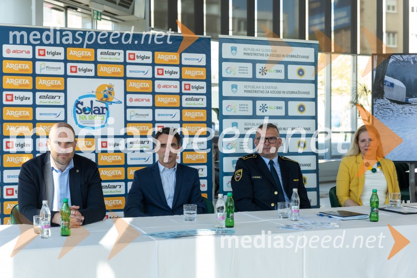  Uroš Zupan, direktor, Smučarska zveza Slovenije ; dr. Franci Petek, nekdanji smučarski skakalec in nekdanji direktor SZS;  Alojz Sladič, vodja Oddelka za splošno varnost pri Policiji;  Janja Zupančič, državna sekretarka (MVI)Šolar na smuči, novinarska konferenca