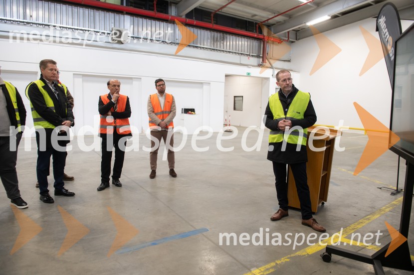  Aleš Osrajnik, direktor ZPPCTOgled inovativnega logističnega centra F.A. Maik