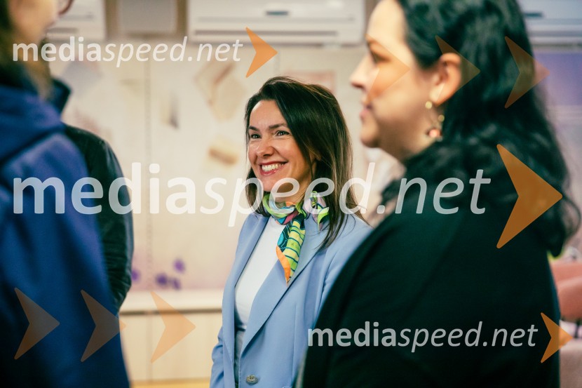 Suzana Zagorc, pisateljica;  Petra Julia Ujawe, novinarkaPredstavitev novosti v zbirki Razmerja